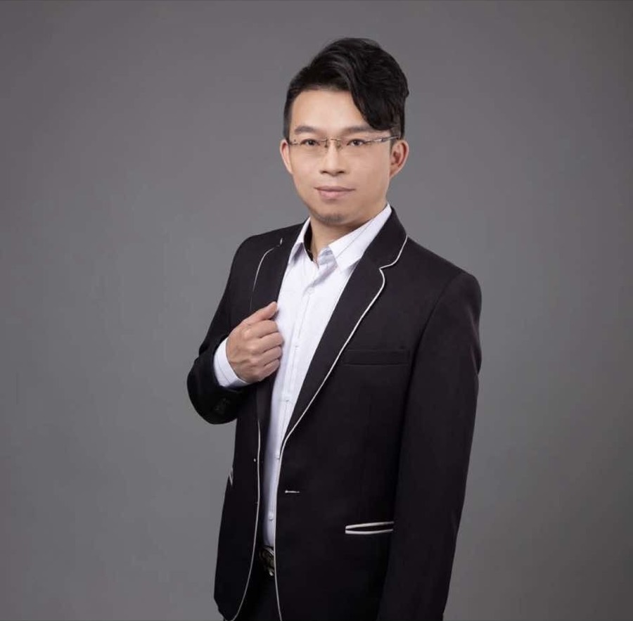 李群威（補教藝名李威）
